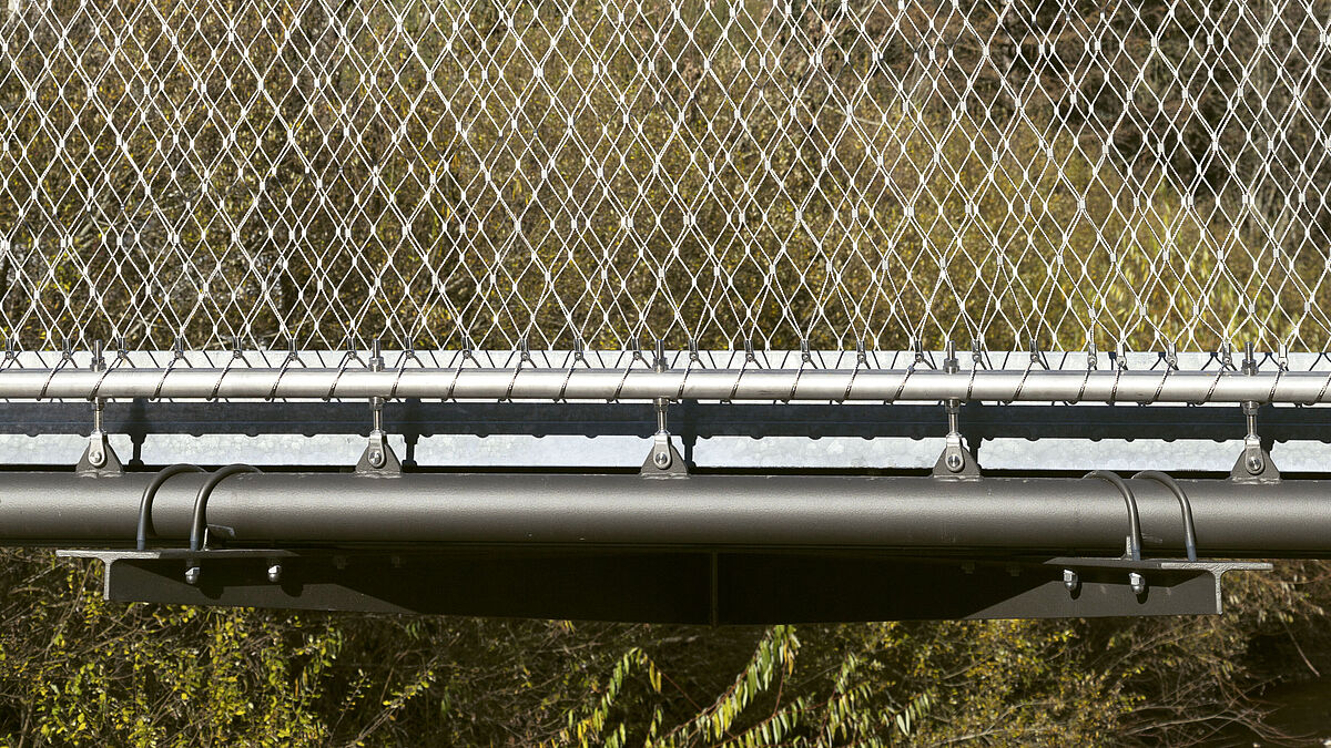 Le pont pour piétons est suspendu à un filet en câbles au lieu des câbles de suspente traditionnels.
