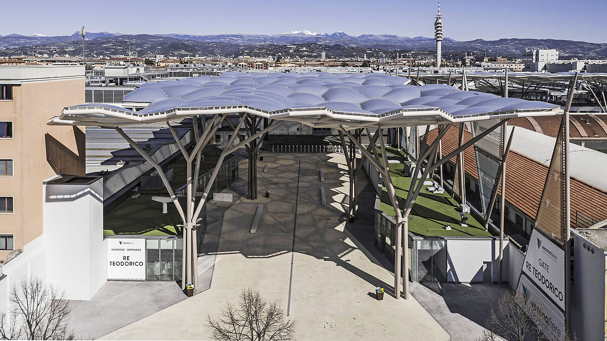 L’avant-toit d’environ 495 tonnes permet une nouvelle utilisation plus vaste et sert en même temps d’élément de liaison avec l’espace extérieur du parc des expositions.