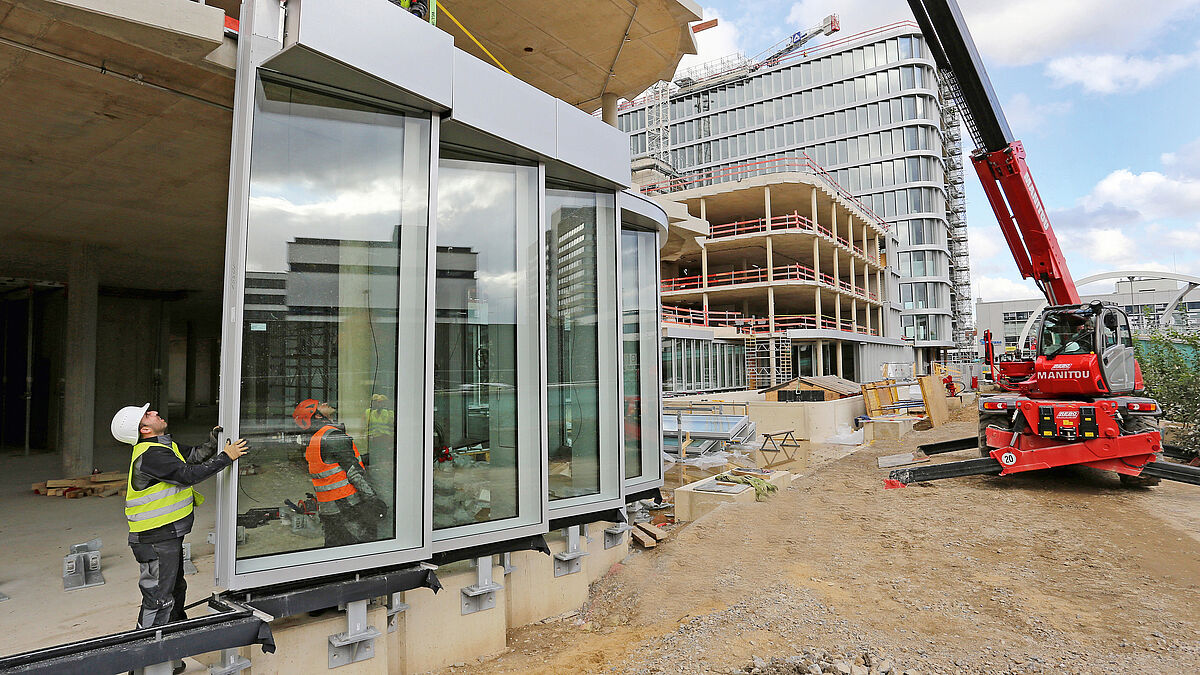 Photo: Tom ReindelPlacement minutieux des premiers éléments de façade. 