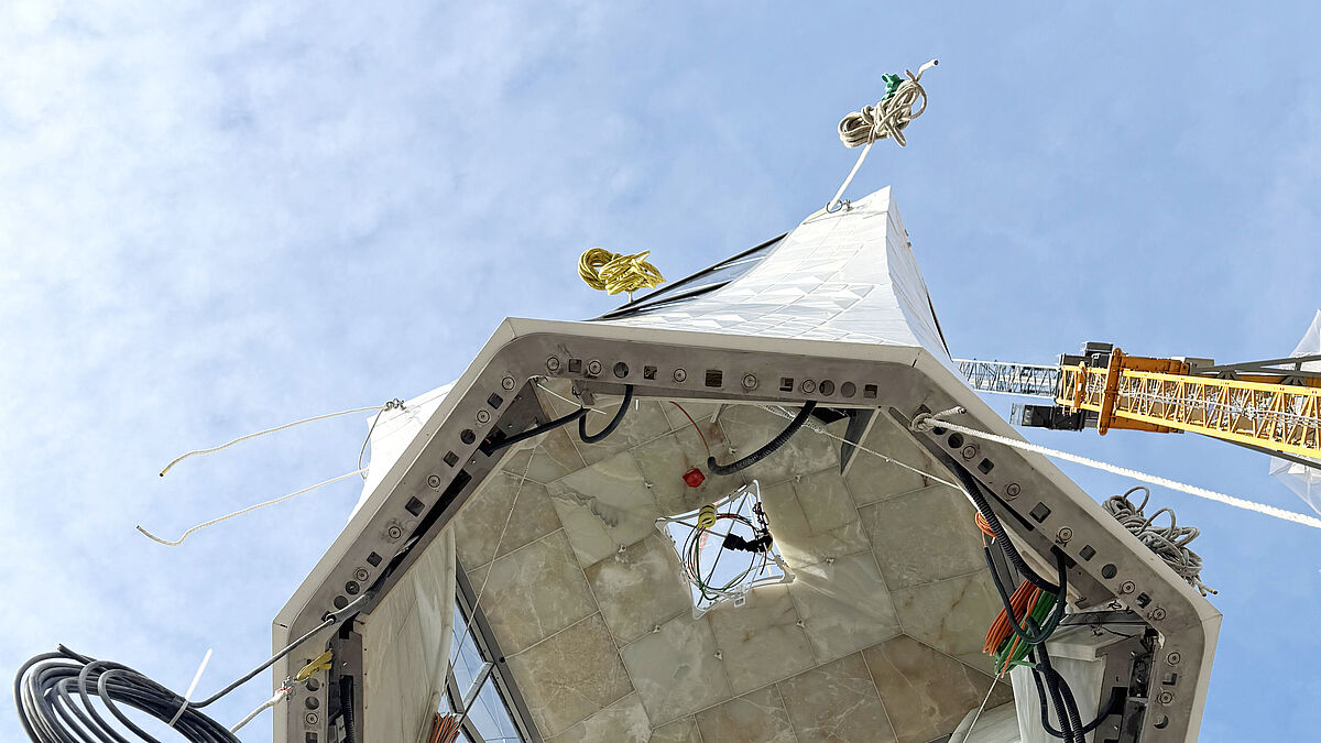 Blick in das Innere: Verkleidungen aus Steinen und weiss glasierter Keramik, in Kombination mit Glas.