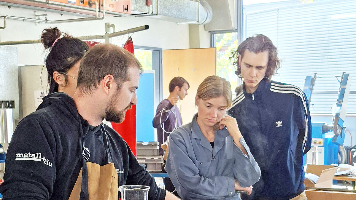 SMT-Studenten demonstrieren in ihren Werkstätten die Möglichkeiten der Warmverformung von Metallen. In der Mitte, Leslie R. Majer von der ETH Zürich. SMT-Studenten demonstrieren in ihren Werkstätten die Möglichkeiten der Warmverformung von Metallen. In der Mitte, Leslie R. Majer von der ETH Zürich.