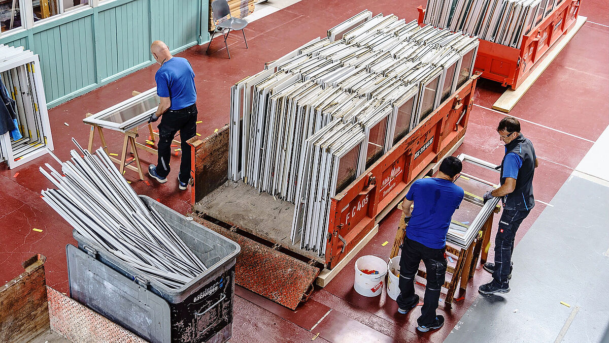 Un travail manuel synonyme de qualité : verre et cadre ont été séparés dans une usine de Glas Trösch.