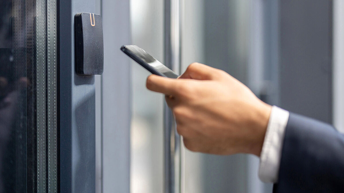 Wer darf wann wohin? Elektronische Zutrittskontrollen ermöglichen es, Berechtigungen personen-, zeit- und bereichsbezogen zu vergeben. Karten und Badges werden dabei zunehmend durch Smartphones und andere digitale Identifikationsmittel ergänzt.