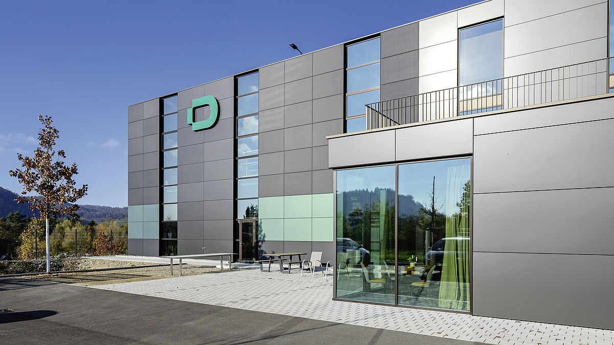L’enveloppe du bâtiment (façade et toit) génère beaucoup plus d’électricité par an que l’entreprise de construction métallique ne peut en consommer. En façade, les vitrages poteaux-traverses à l’avant et à l’arrière du bâtiment.