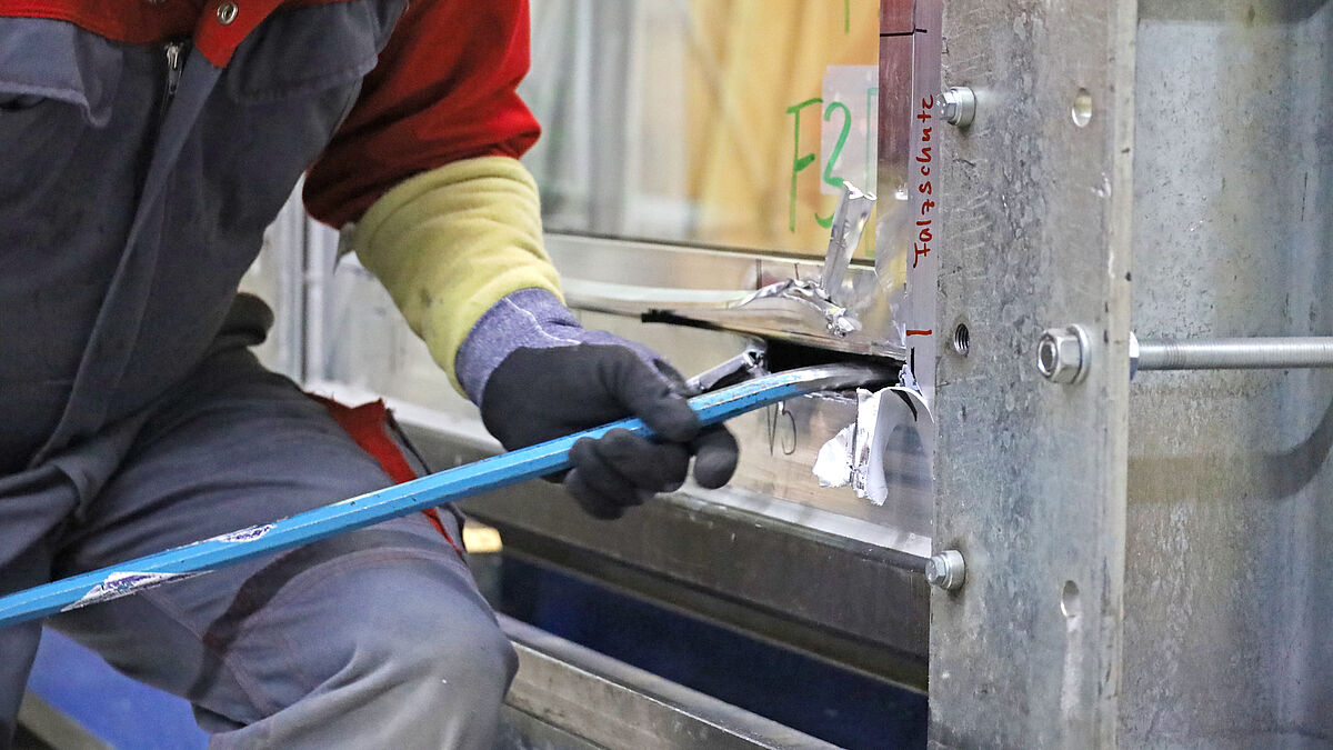 Interventionsversuch beim Dreh-Kipp-Fenster. Die Prüfer versuchten, an Verriegelungspunkte und Eckumlenkungen zu gelangen.