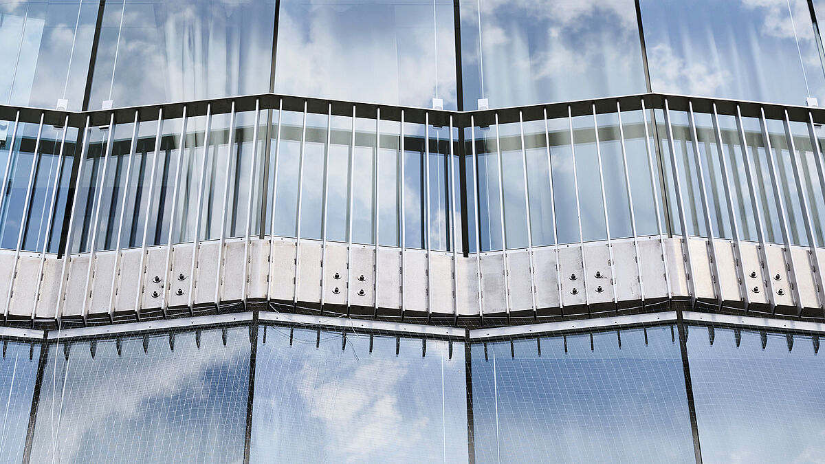 Un régal pour les yeux : tout en acier inoxydable. En fonction de l’incidence de la lumière, les tours-balcons génèrent différents effets visuels.