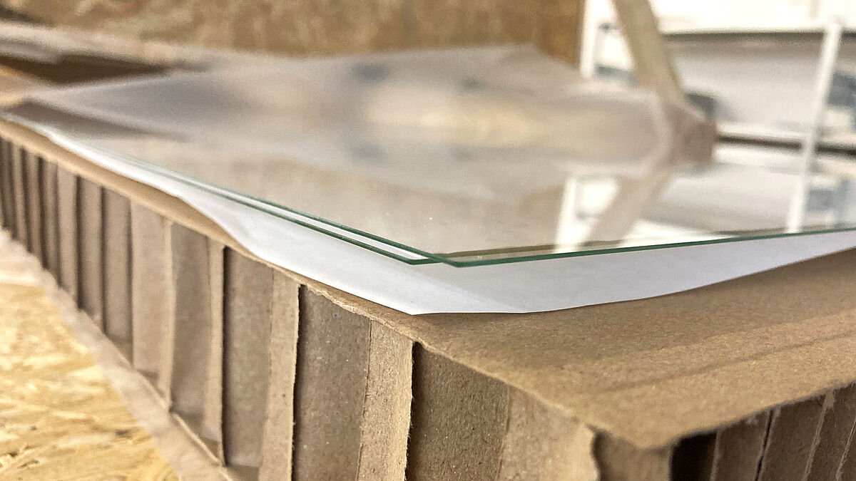 Chemisch vorgespanntes Glas (CVG) mit einer Stärke von 0,7 mm.