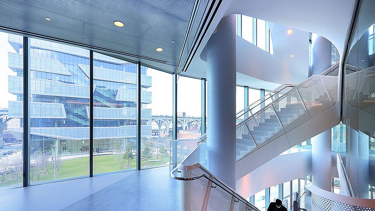 Derrière le verre de sécurité composite de BGT, les « escaliers réseau », comme les appellent les architectes, s’enroulent autour d’eux-mêmes.