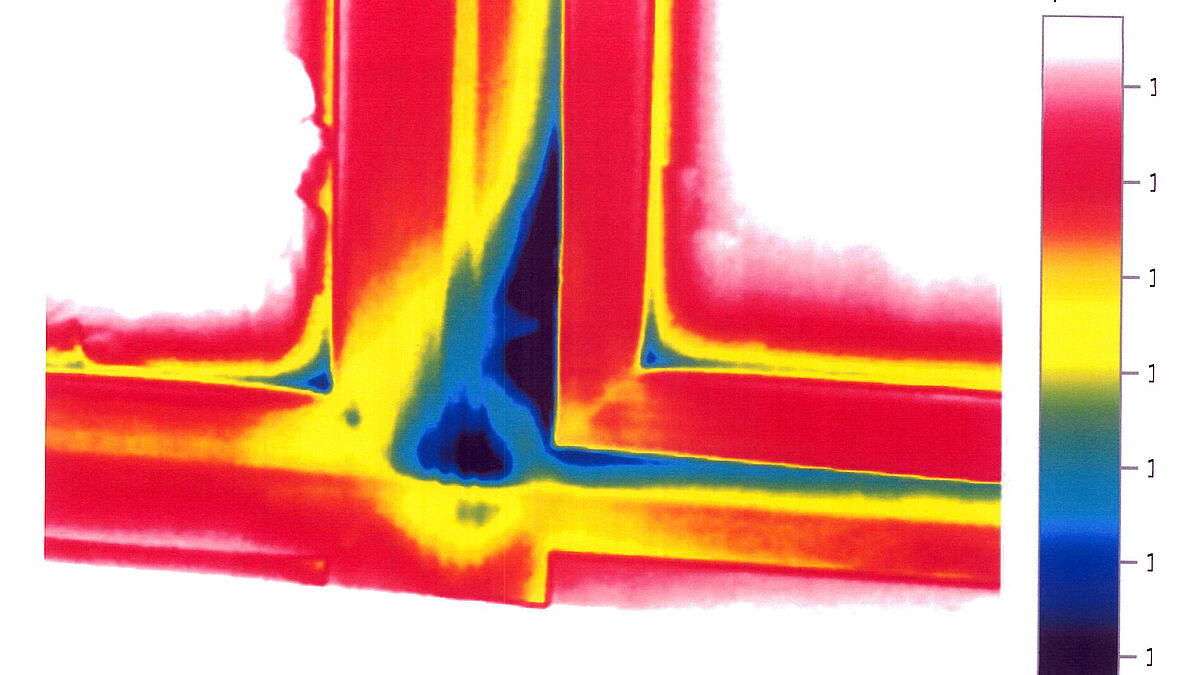 Photo : FrengerThermographie d’une liaison de deux fenêtres en plastique. La température plus basse dans la zone inférieure est bien visible en raison du profilé en acier continu. Un manque d’étanchéité local est également probable. 