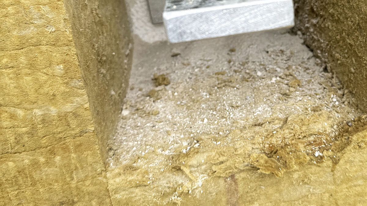 Les consoles d’appui trop faibles sont ancrées à la maçonnerie sans rupture thermique. Comme la plaque frontale se trouve dans la zone chaude, il est probable que de la condensation se forme.