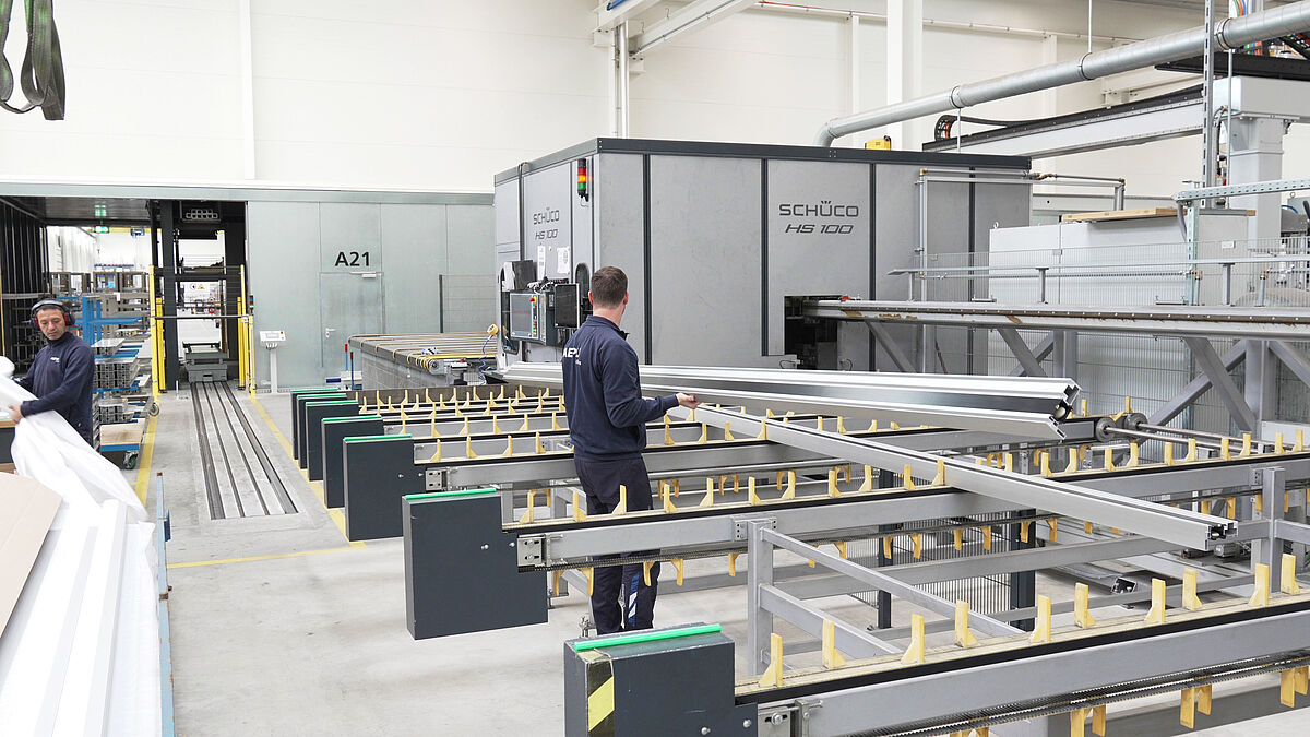 Profilbearbeitung im Werk der Aepli Metallbau AG. Bild: Aepli