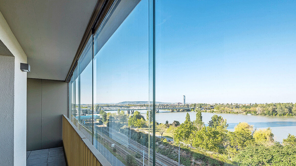 Afin de prémunir les utilisateurs du bâtiment contre le bruit de la route toute proche et du trafic ferroviaire, les balcons concernés ont été équipés d’éléments en verre coulissants. Photo Weissengruber Fotografie
