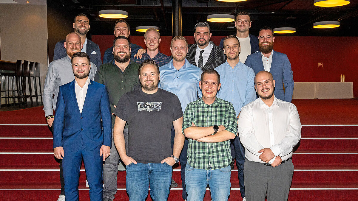 Die 14 erfolgreichen Metallbaumeister 2025.