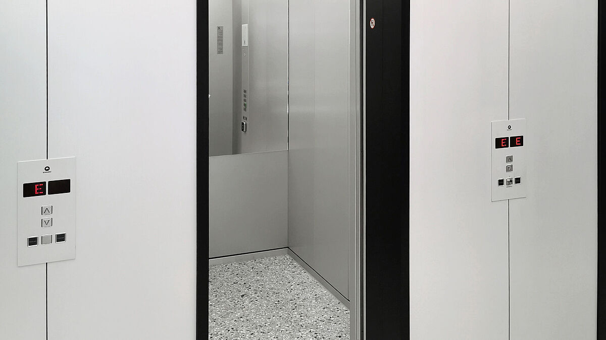 Detailansicht: Farblich heben sich die Vertikalzargen von den restlichen Verkleidungen ab.