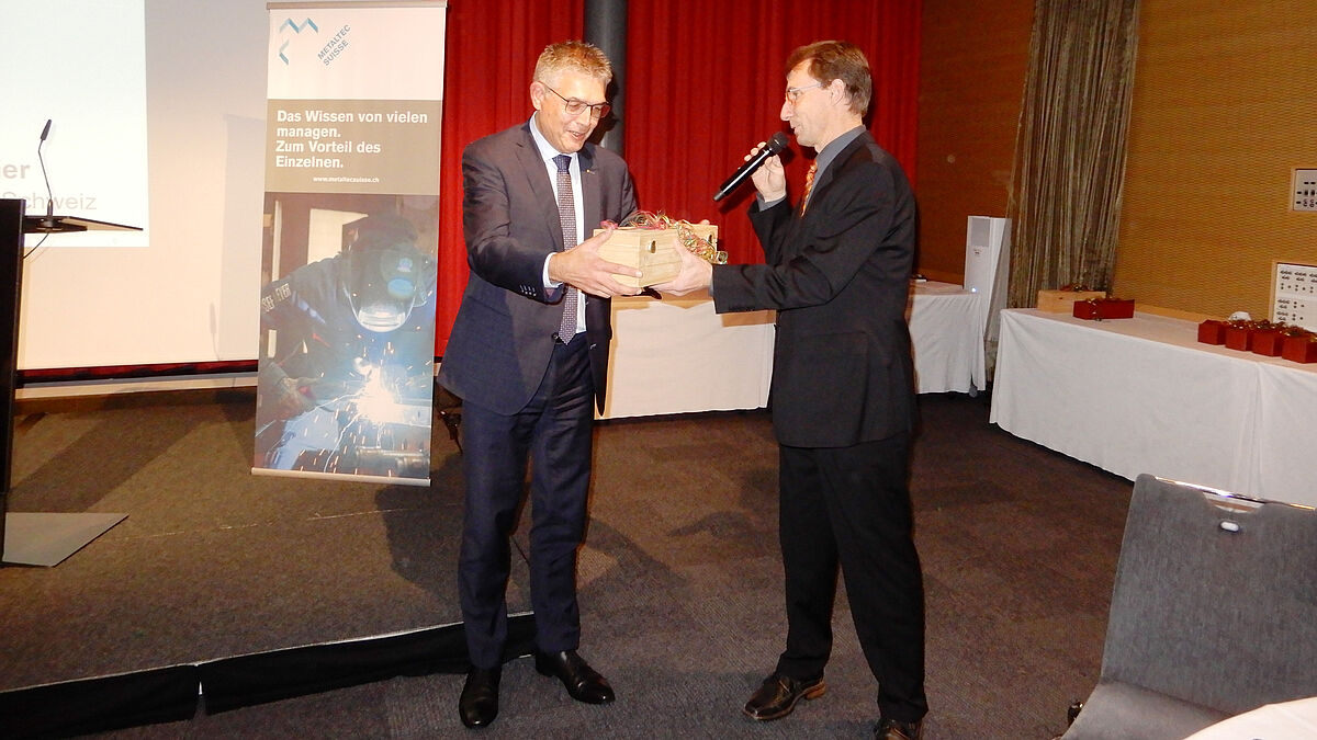 Dominik Stenz (rechts), Mitglied der Qualitätssicherungskommission Metaltec Suisse, bedankt sich bei Gastredner Markus Meier, Direktor des Hauseigentümerverbandes Schweiz.