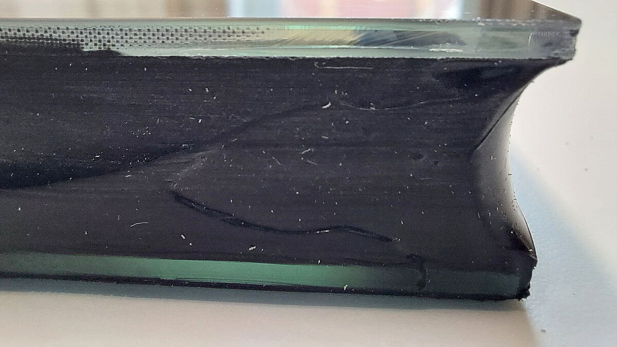 Glasaufbau A4, unten 4 mm ESG oben VSG aus 2 x 0, 7 mm CVG.