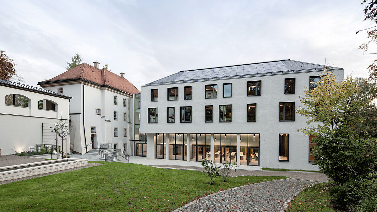 Der Gesamtkomplex von Kloster Irsee steht unter Denkmalschutz, daher erfolgte die Planung von Beginn an in enger Abstimmung mit der Denkmalschutzbehörde München.