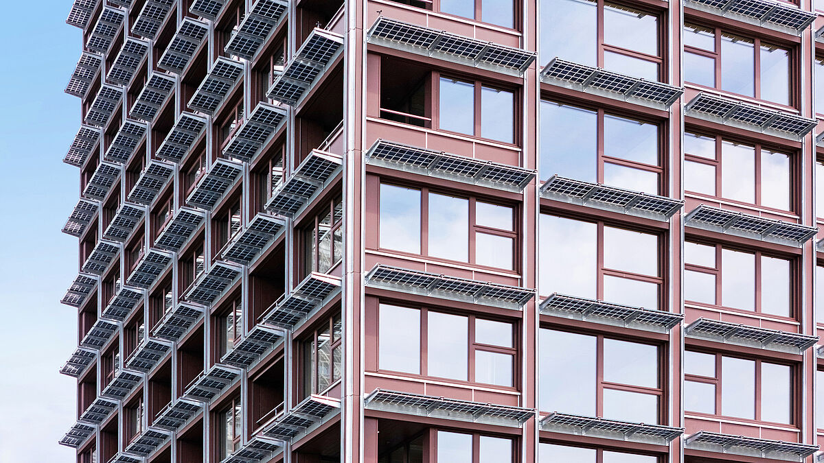 Solartechnik und Witterungsschutz – siehe auch «metall» vom Juli 25, Seite 4. «Fassade neu gedacht» (Solar-Schutzdächer am Gebäude Zwhatt). Bild Ruch Metallbau AG