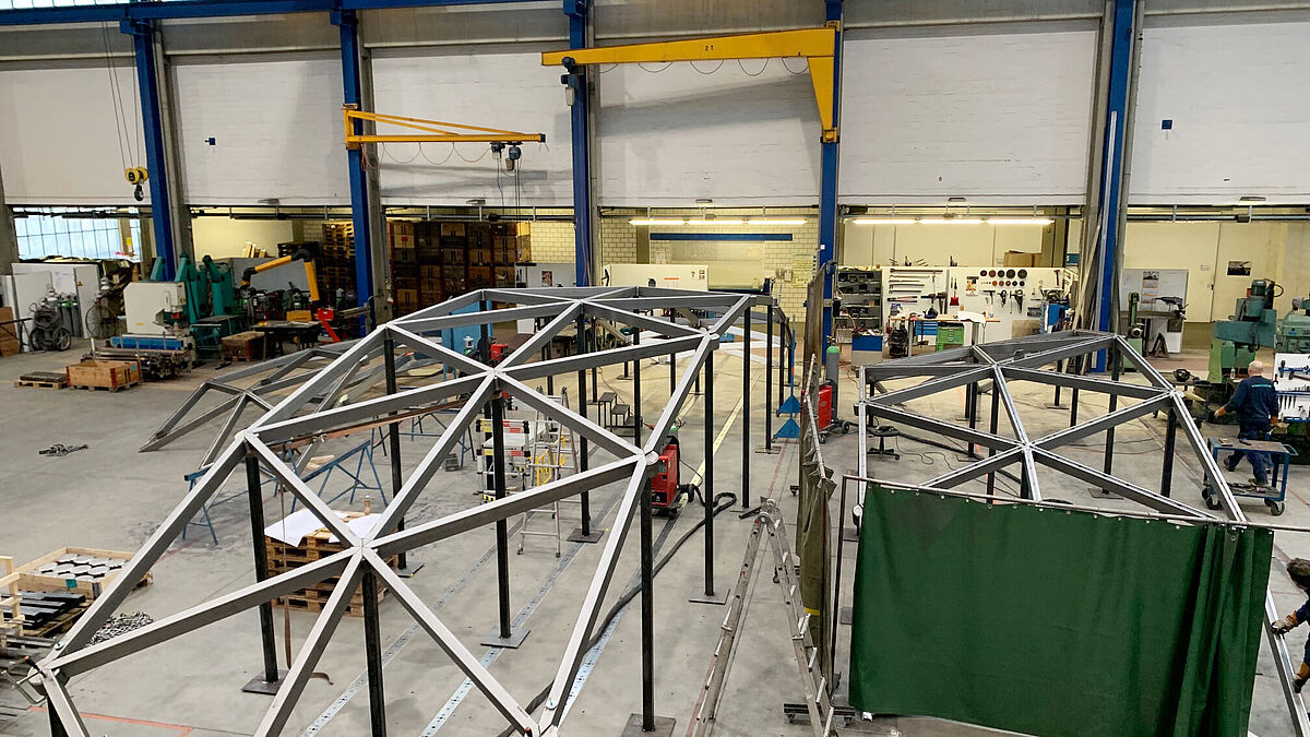 Les sept éléments en forme de voile de 4 m de large et jusqu’à 21 m de long ont été préfabriqués dans les ateliers de Ruch AG.