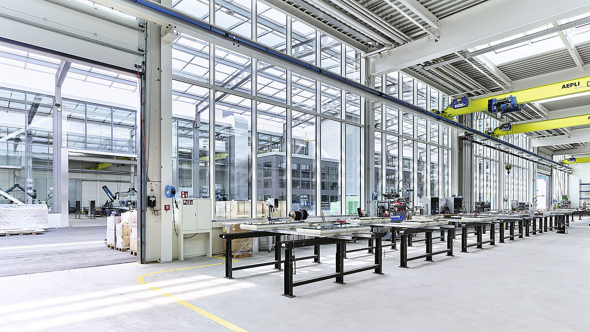 In den neuen Produktionshallen findet sich nicht nur der modernste Maschinenpark. Die Hallen verfügen auch über ein Optimum an Tageslicht. Die PV-Module auf den Dächern und an der Fassade decken 70 % des Stromeigenbedarfs.