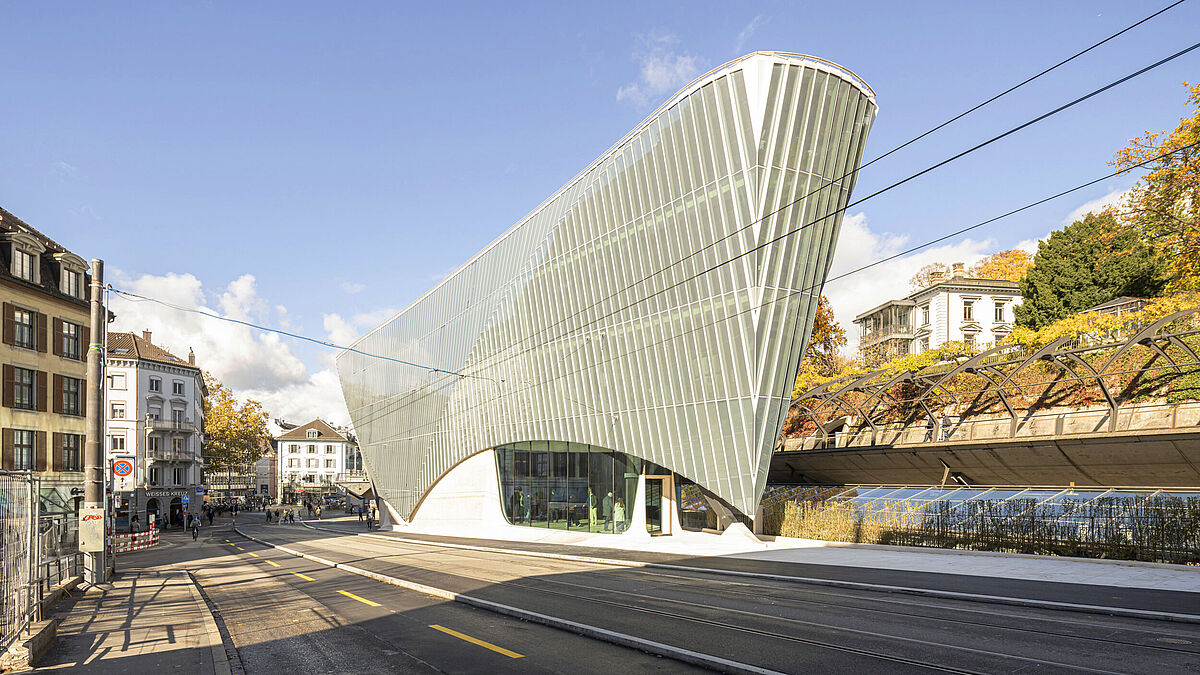 Die gesamte Fassadenmontage erfolgte gerüstlos von innen.