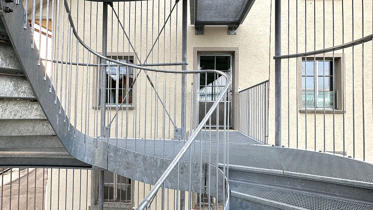 Passerelle donnant sur la porte vue depuis l’escalier. 