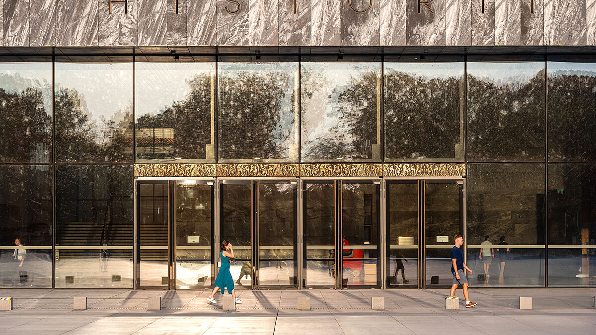 Dank den filigranen Jansen-Profilen ist eine einzigartige Fassade mit einer interessanten und abwechslungsreichen Struktur entstanden, die faszinierende Licht-und-Schatten-Spiele erzeugt.