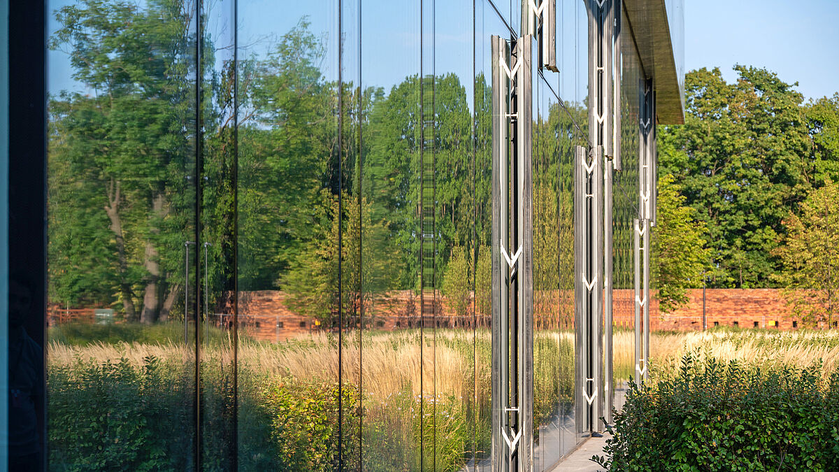 120 fenêtres à ouverture parallèle en profilés Jansen VISS PAF SG assurent une aération ciblée.
