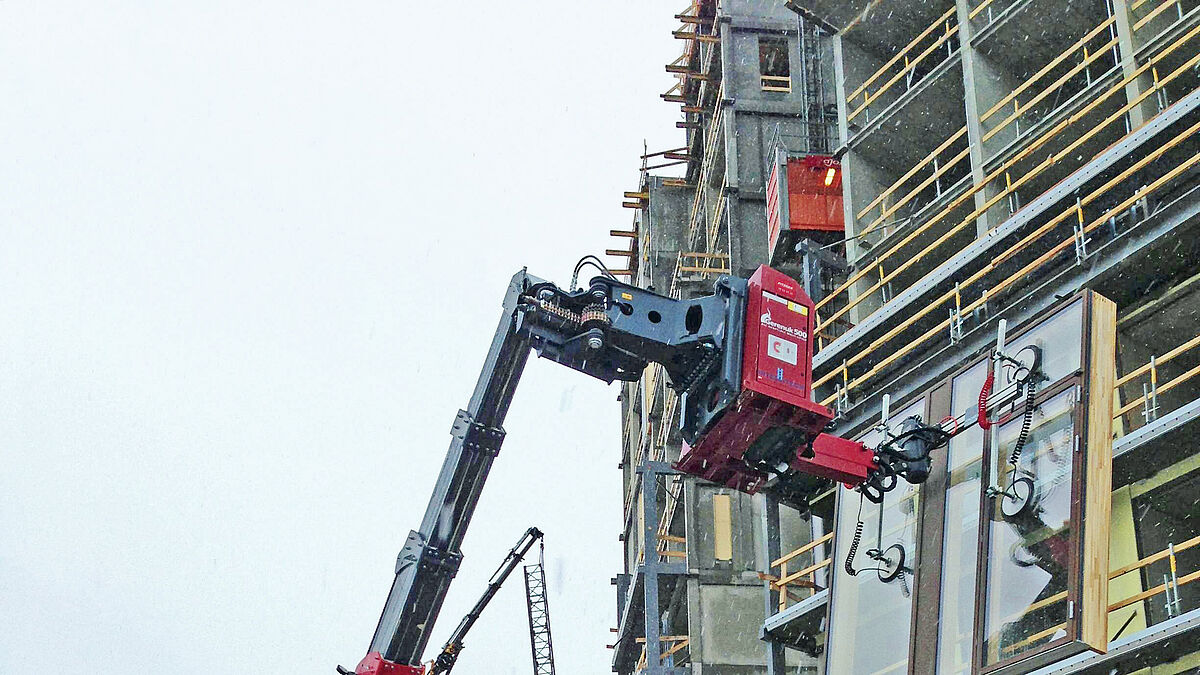 Bei der Auswahl des richtigen Hebegeräts sind die erforderlichen Höhen, zulässigen Traglasten und bei beengten Baustellen eventuell auch die äusseren Abmessungen zu beachten.Foto: GSV, CC BY-SA 4.0