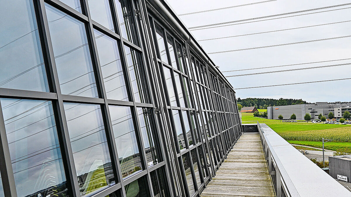 Die nur 45 mm breiten Stahlprofile Forster Thermfix Vario Hi sorgen in der Schrägfassade im Attikageschoss für Wärmedämmung auf Passivhaus-Niveau. 