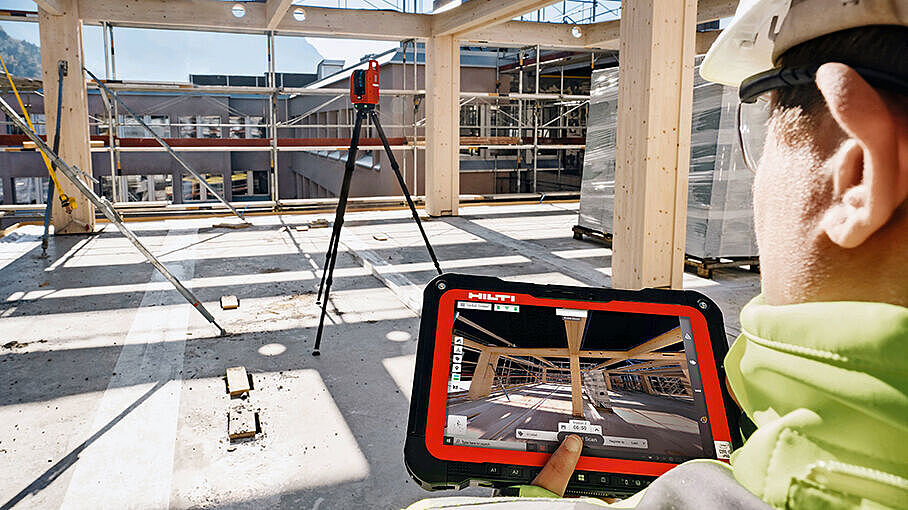 Die besten Ergebnisse beim Einsatz von Laserscannern entstehen aus dem Zusammenspiel von exakter Datenerfassung und softwaregestützter Datenverarbeitung. Beispiel Hilti P3D 800 Scanner, gesteuert über Hilti OnSite Scan. Bild: Hilti AG