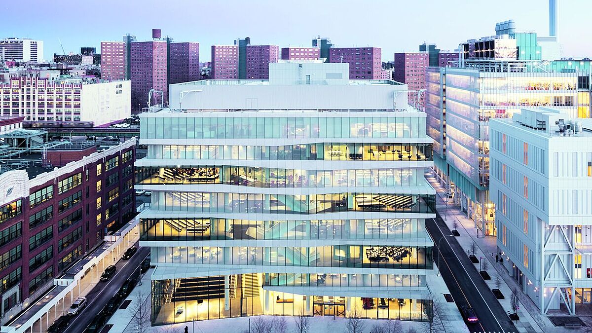 Au David Geffen Hall de huit étages, les façades vitrées opaques et transparentes se complètent pour donner une impression d’ensemble cristalline.