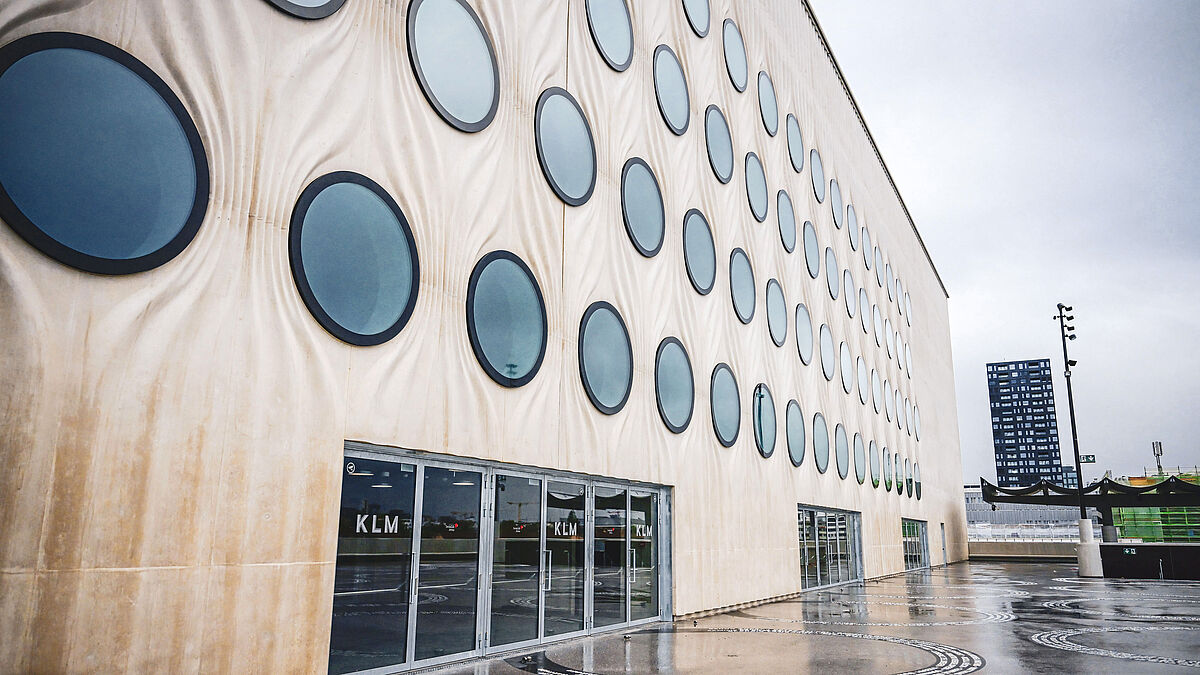 La façade en béton ondulé a été coffrée et coulée sur le chantier. On peut en revanche philosopher à l’infini pour savoir si elle fait penser à des formes textiles, comme le pensent certains observateurs. 