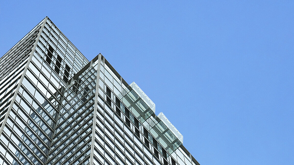 On accède aux deux boîtes par deux ascenseurs extérieurs vitrés.