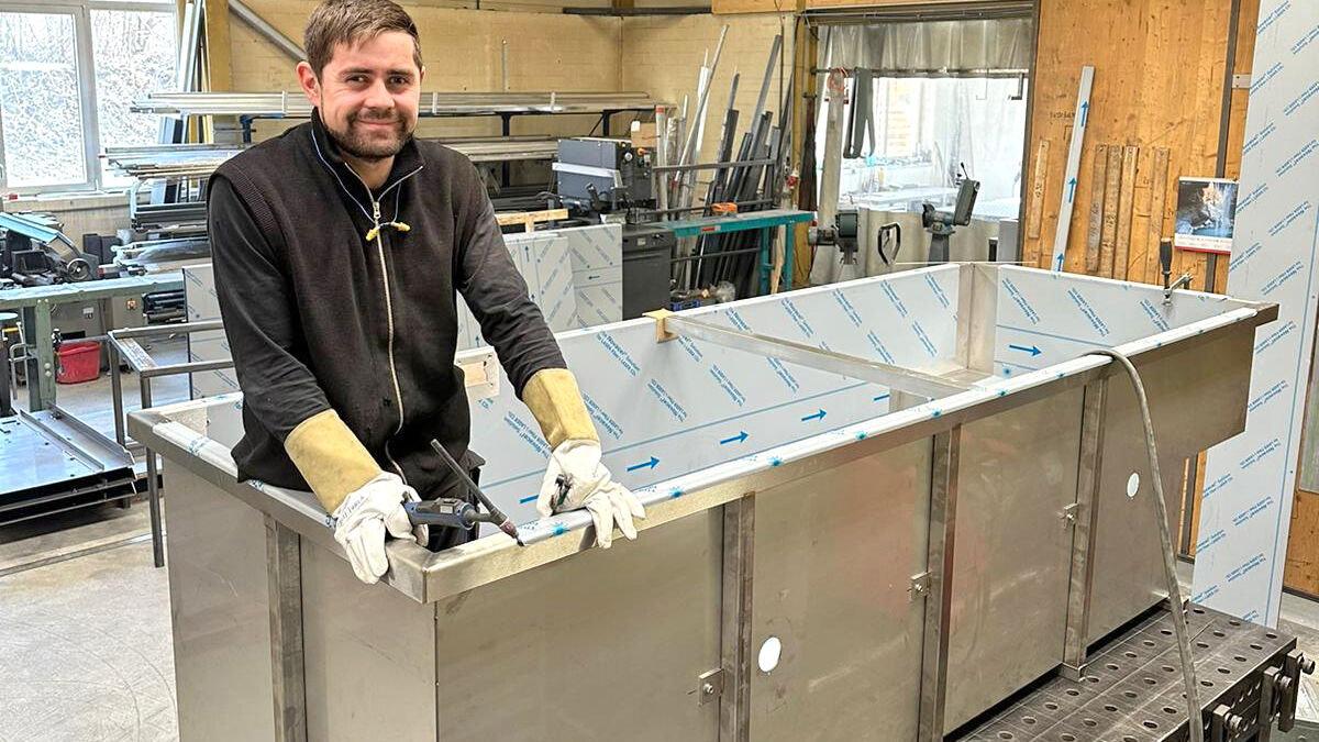 Marco Manser in der Werkstatt der Grütter Metallwaren AG in Herisau. Hier beim Bauen eines neuen Badebrunnens. 