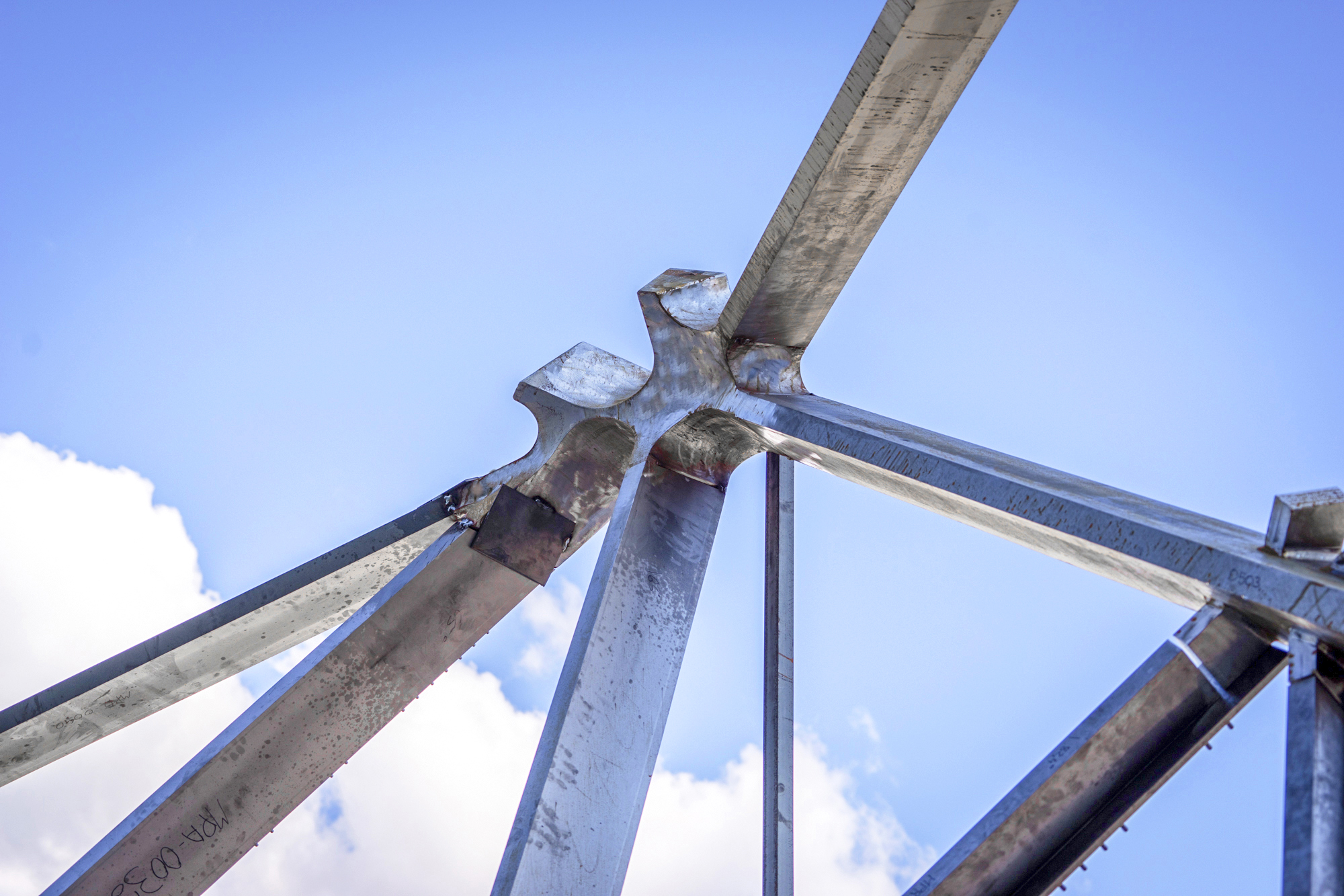 Ausbildung eines Knotenpunkts: provisorischer Zusammenbau im Werk von Frener & Reifer.