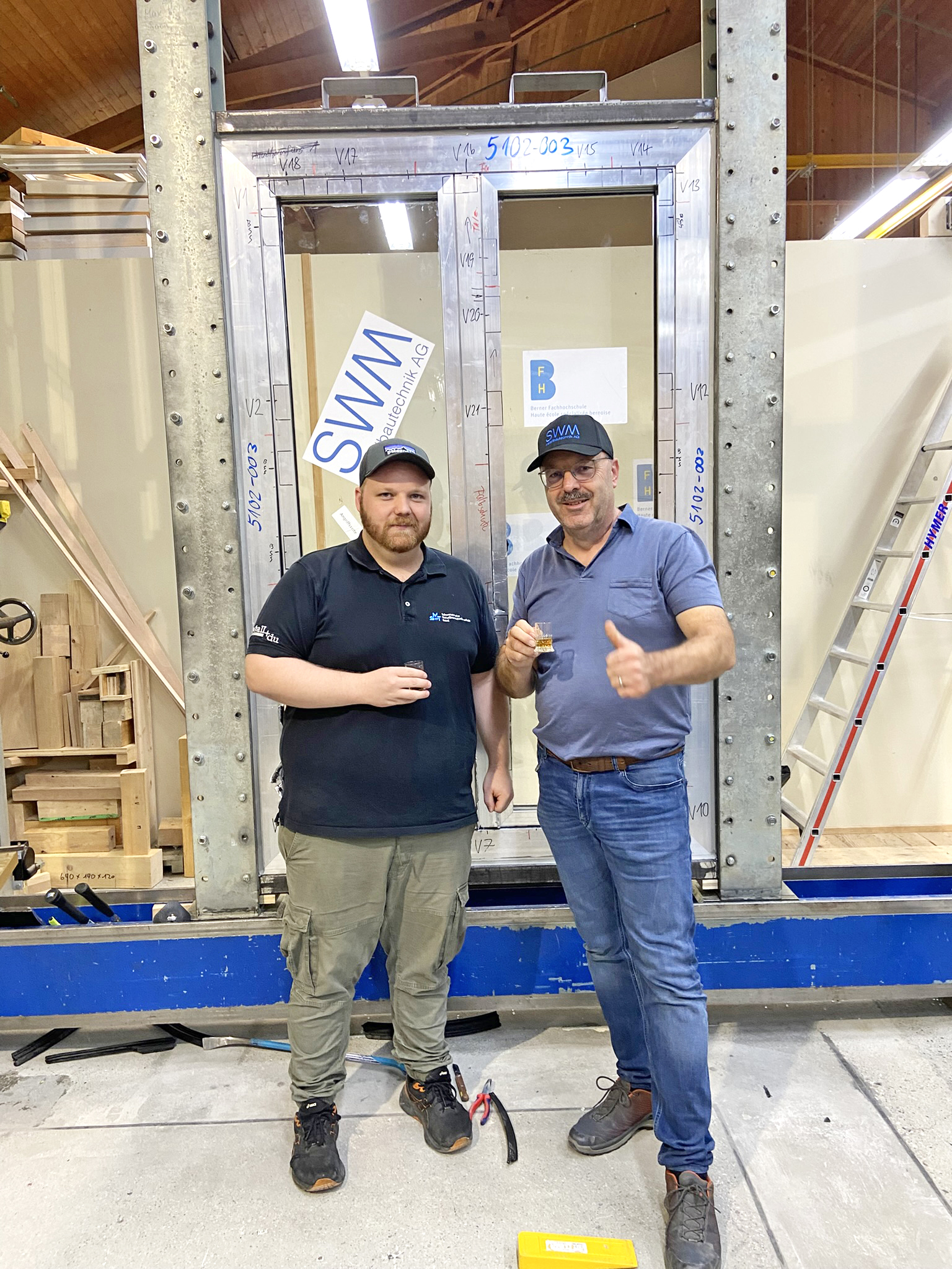 Prüfungen nach SN EN RC4 erfolgreich beendet. Dominic (links) und Christoph Wyler stossen auf den Erfolg an.