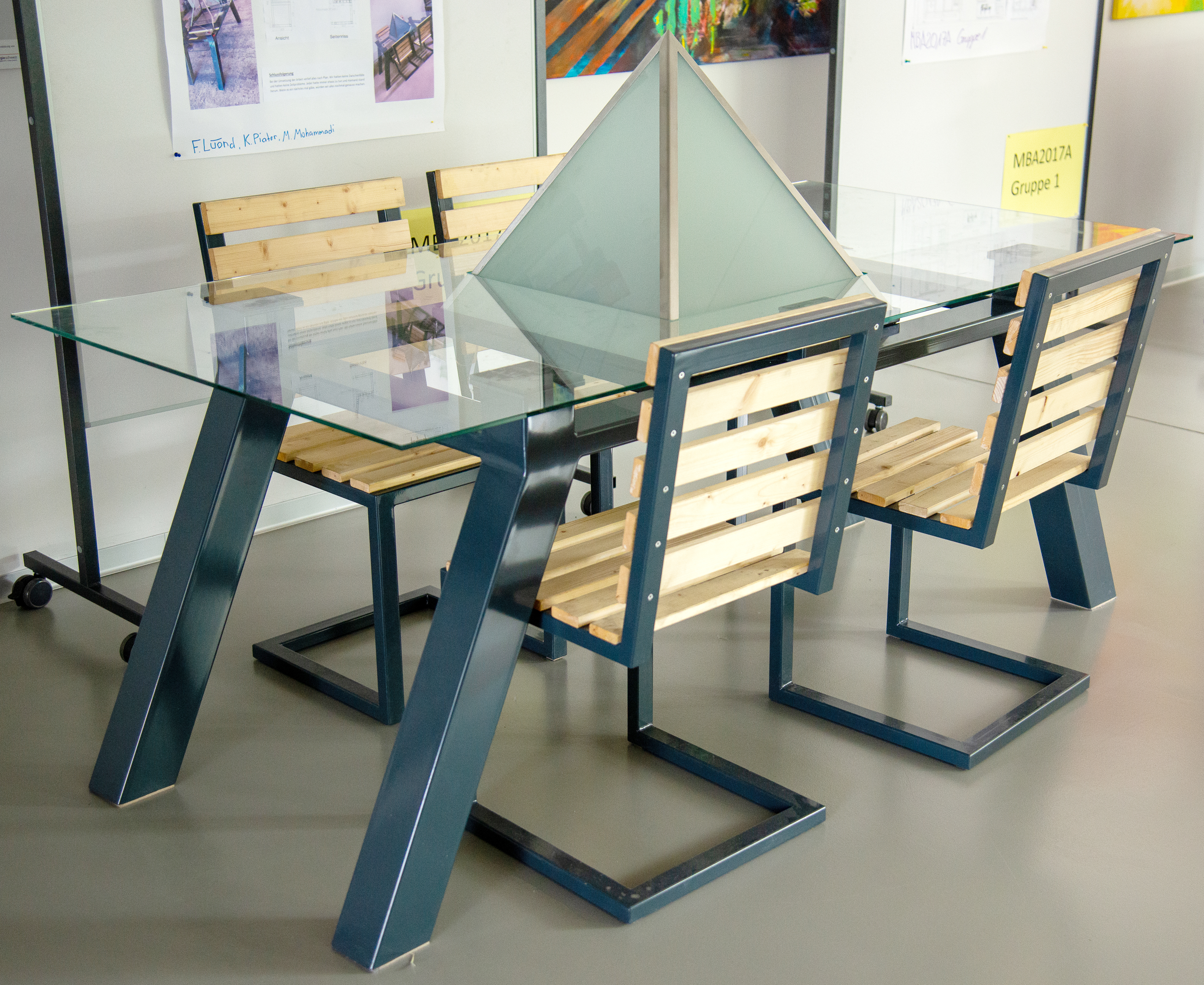 Tisch mit spannendem Materialmix. Projekt von Mostafa Mohammadi, Fabian Lüönd und Kevin Piater.