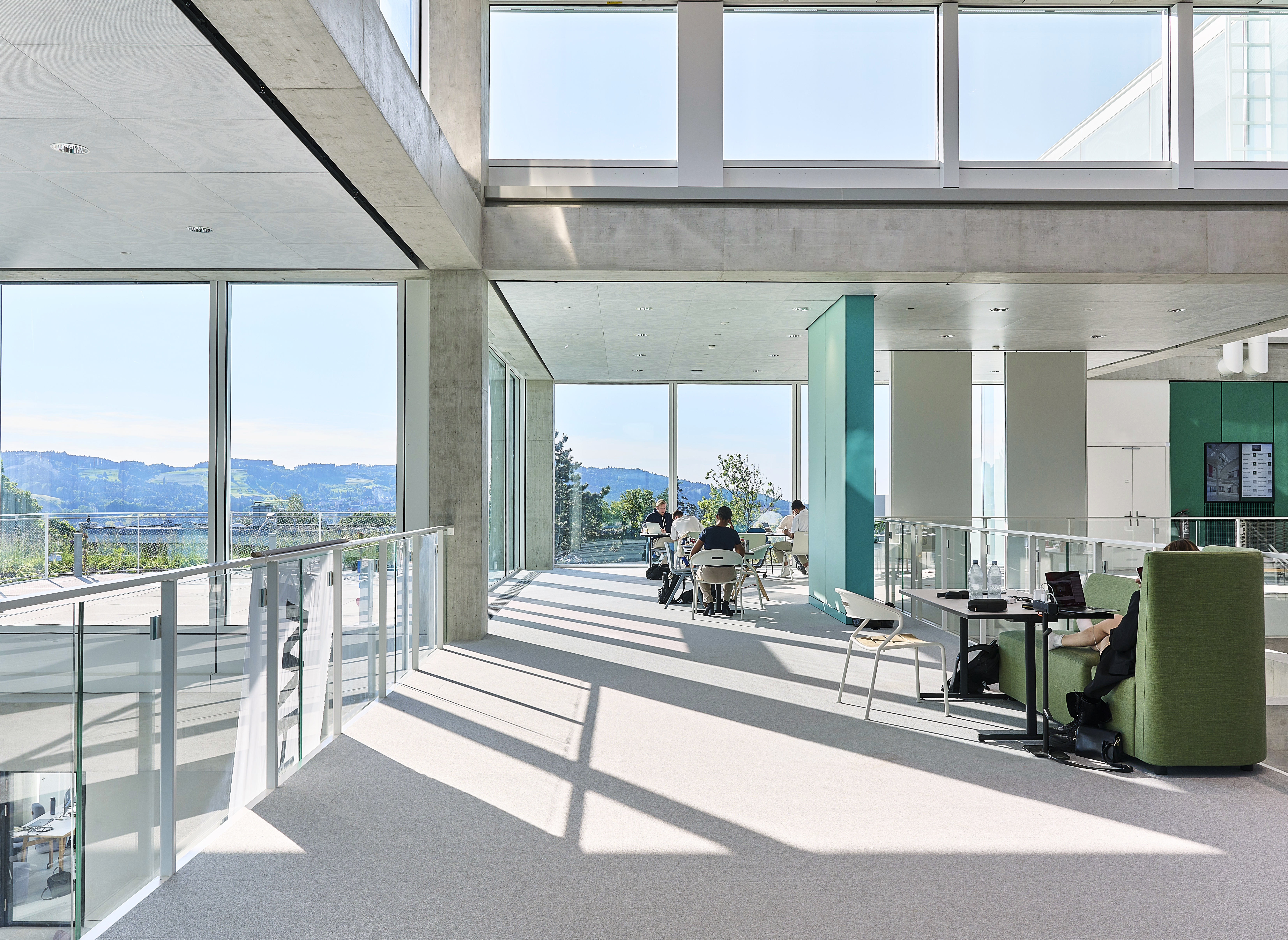 Die raumhohe Glasfassade versorgt die Lernenden im Inneren mit viel natürlichem Licht und mindert durch wärmedämmende Eigenschaften das Aufheizen der Räume.