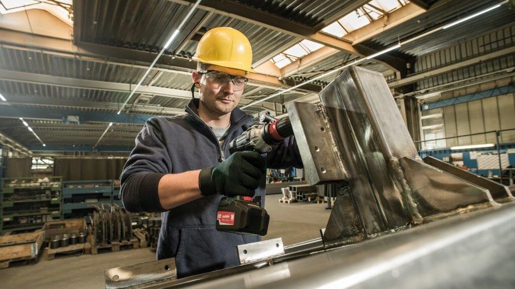 Durch blosses Drücken und Ziehen wechselt der Anwender im Gewindebohrmodus bei laufendem Motor verschleissfrei die Drehrichtung.