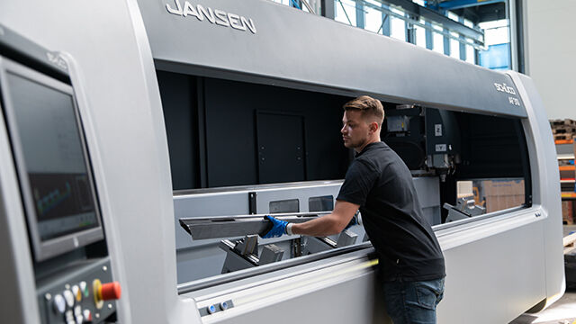 Das Einlegen der Profile durch Service Techniker Christian Hieber in die CNC-Maschine AF 310 erfolgt bei einer komfortablen und ergonomischen Körperhaltung und die Spannsituation lässt sich gut überblicken