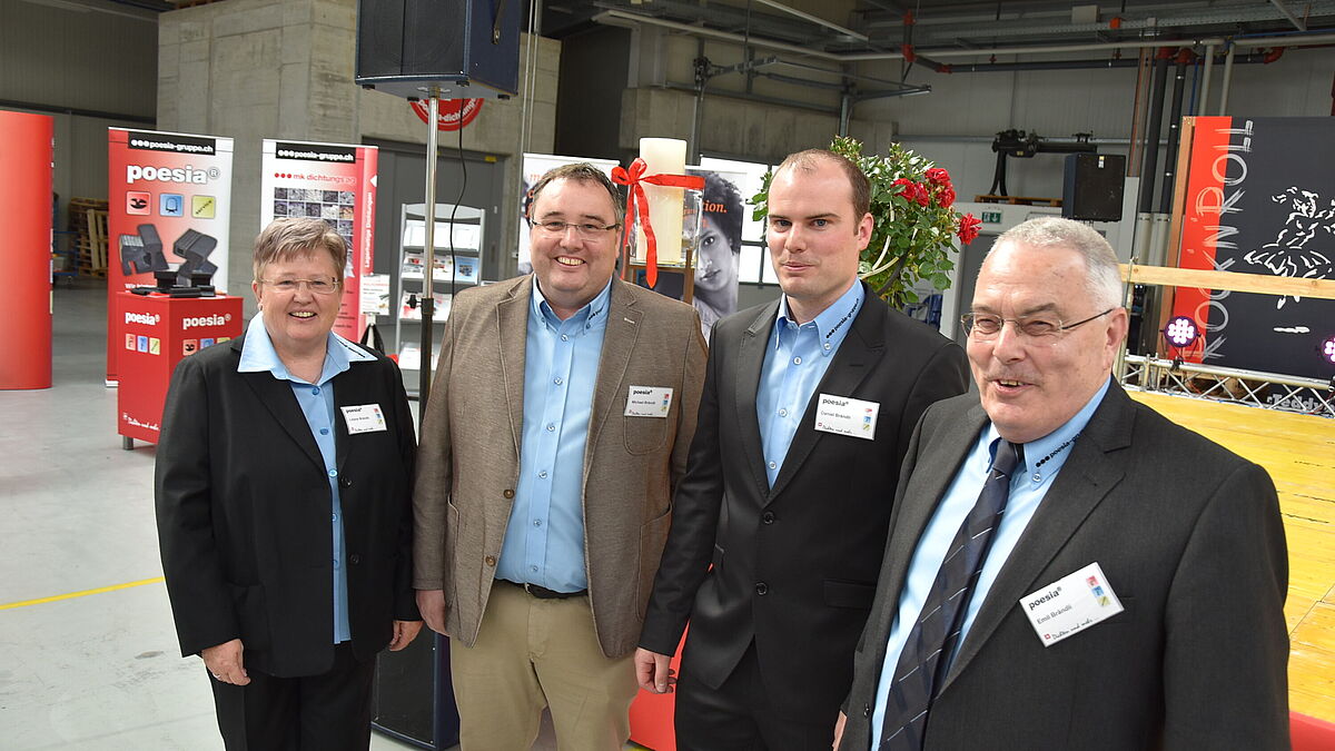Nachfolgeregelung: Michael Brändli (2. v. l.) übernimmt die Geschäftsleitung von Emil Brändli (r.). Mit auf dem Bild: Liliane Brändli und Daniel Brändli (3. v. l.).