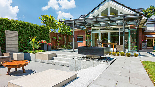 Das Glashaus von Solarlux fügt sich in das moderne Gesamtbild des Aussenbereichs ein
