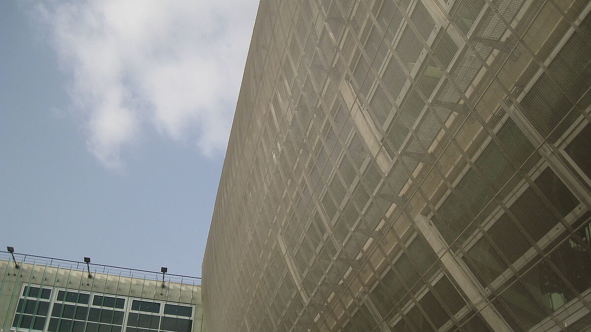 Fassadenverkleidung mit Metallgewebe.