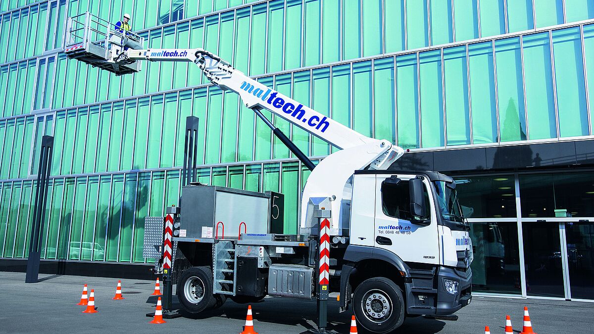 Weltneuheit FE 28, kompakt und sicher, mit Hybridantrieb ideal auch in der Innenstadt.