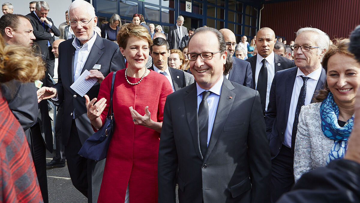 Le président François Hollande, en compagnie de la présidente de la Confédération suisse Simonetta Sommaruga et Hans Ruedi Schweizer (gauche) pendant leur visite de la Ernst Schweizer AG. (Image : Ernst Schweizer AG)