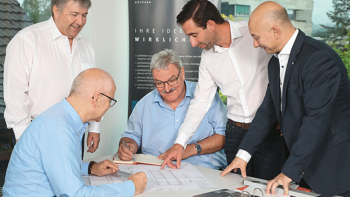 Kompetente Beratung und anspruchsvolle Lösungen stehen beim Team der Gutmann Aluswiss AG im Mittelpunkt (v.l.): Remo Heyer / Key Account Manager Smart Frames, Thomas Camenzind / Fachberater und Kalkulation Aluminiumsysteme, Roland Egenhofer / Key Account Manager Metall-Verbundsysteme, Patrick Helfenstein / Fachberater und Kalkulation Aluminiumsysteme und Marco Panza / Vertriebsleiter Bausysteme Schweiz