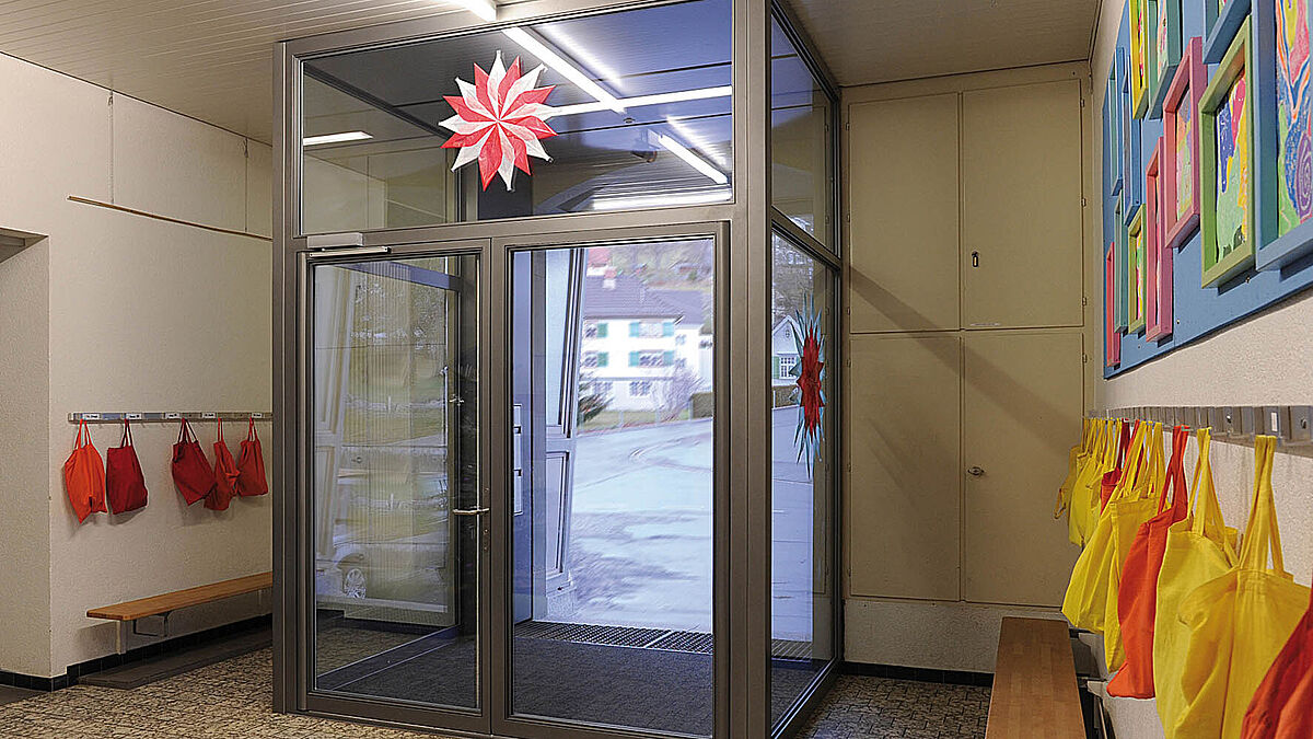 Die Janisol-Fingerschutztür bietet viele Vorteile für Investoren, Nutzer, Planer und Verarbeiter.