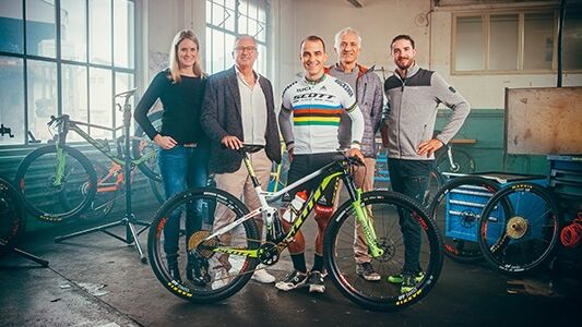 v.l.n.r.: Pascale Haslauer, Leiterin Trade Marketing Velopa, Claudio Ammann, CEO Velopa, Nino Schurter, Giusep Fry, Management Nino Schurter, Yanick Giger, Chefmechaniker Nino Schurter