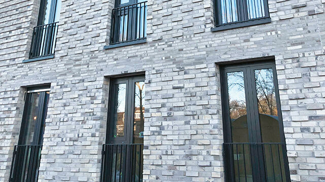 Im Hamburger Pergolenviertel ermöglicht der HUECK Systembaukasten mit der Fensterkonstruktion HUECK Lambda WS90 zusammen mit der Schallschutzlösung HUECK Lambda Silent Air einheitliche Fassadenansichten